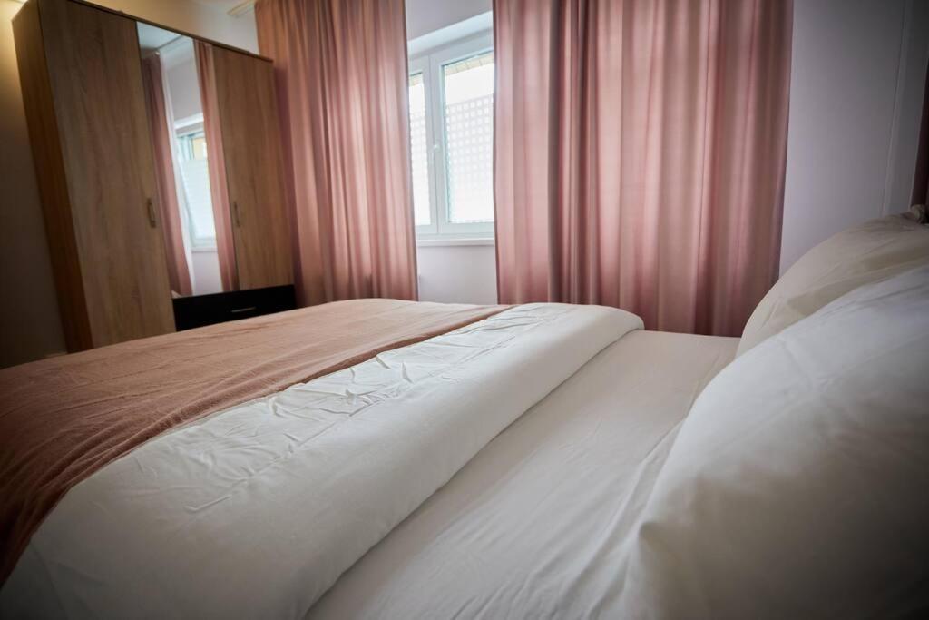 Queen Apartment Athenee Boekarest Buitenkant foto